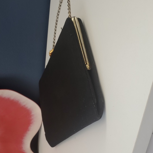 Vintage 1950s–1960s Black Handbag – Gold Rose Clasp, Short Chain - Picture 8 of 12